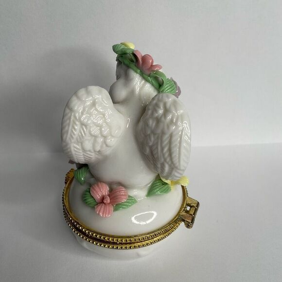Lovely White Ceramic Cherub Angel Hinged Trinket Box w/ Pink Roses Flower Crown - Picture 3 of 13